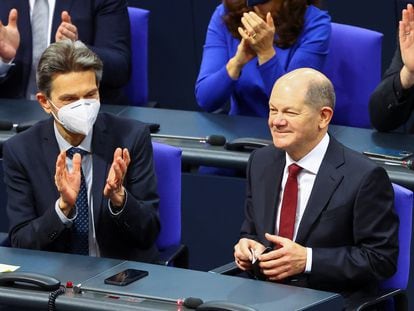 Olaf Scholz é aplaudido por deputados durante a sessão de confirmação no Bundestag, nesta quarta-feira, em Berlim.