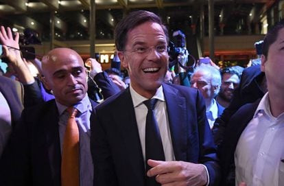 O primeiro-ministro Mark Rutte, ao chegar para fazer seu discurso de vit&oacute;ria, nesta quarta-feira. 