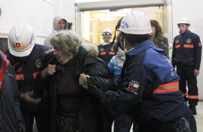 A defesa civil evacua um edifício em Viña del Mar.
