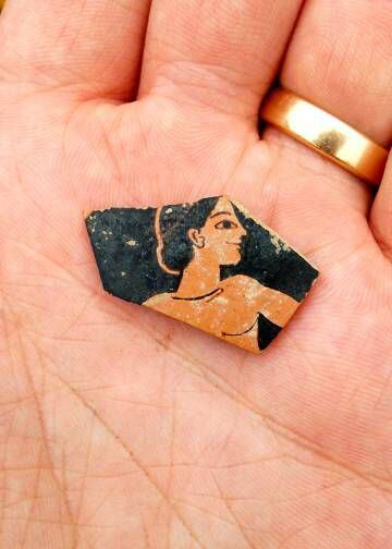 Fragmentos de cerâmica do século VI a.C. encontrados durante a exploração.