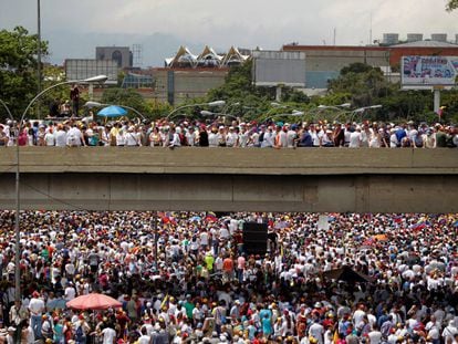 Milhares foram às ruas contra o Governo Maduro em Caracas, na quarta-feira.