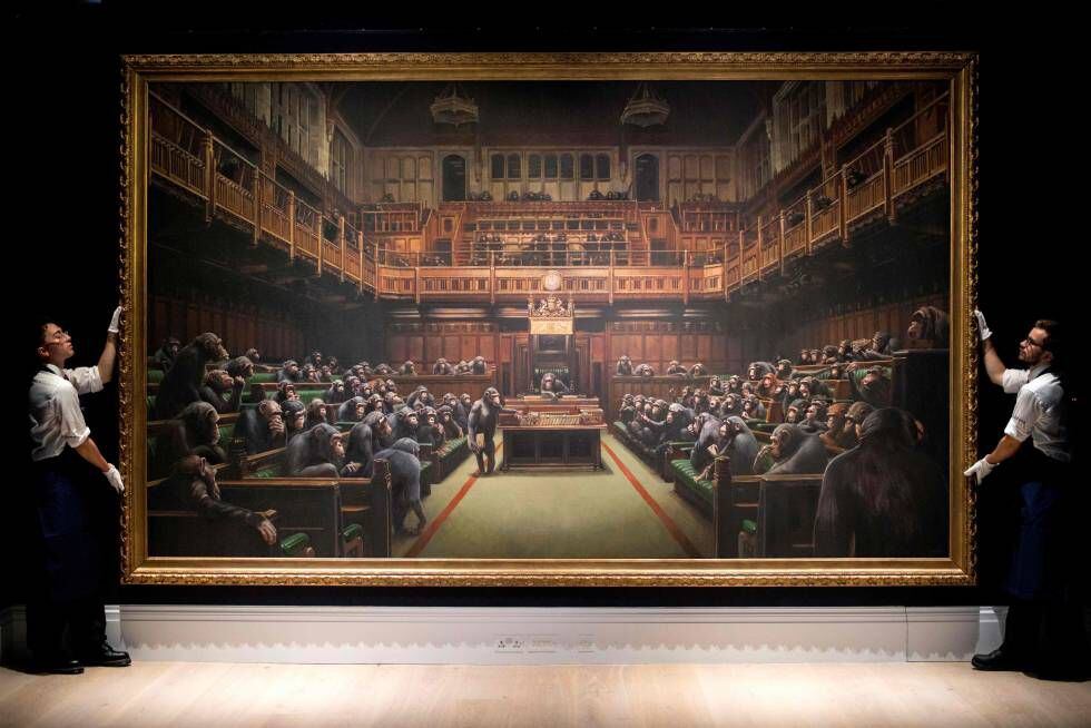 Dois funcionários da Sotheby's mostram o quadro 'Devolved Parliament' aos participantes do leilão. 