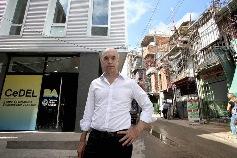 Horacio Larreta em frente ao seu gabinete na Villa 31, em Buenos Aires.
