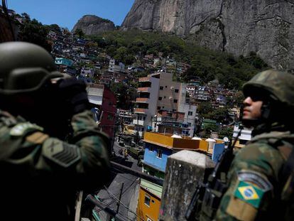 Membros das Forças Armadas em operação na favela da Rocinha, no Rio