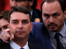 Flávio e Carlos Bolsonaro, filhos do presidente na diplomação dele em 2018.