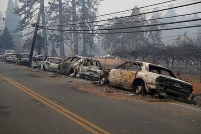 Veículos queimados no incêndio de Paradise, Califórnia, em que morreram cinco pessoas.