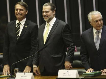 Toffoli entre Bolsonaro e Temer na cerimônia de celebração do aniversário da Constituição.