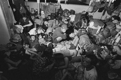 Porão de um barco com refugiados do Vietnã recusado pela Malásia em 1978.