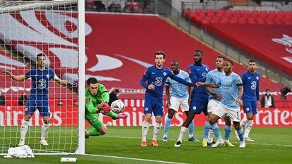 Kepa espalma uma bola no jogo do Chelsea contra o Manchester City, pela Copa da Inglaterra.