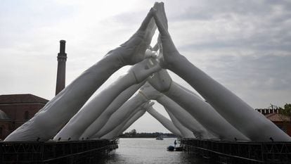 Detalhe da escultura do artista italiano Lorenzo Quinn, instalada sobre uma ponte de canal veneciano no antigo astaleiro de Arsenale.