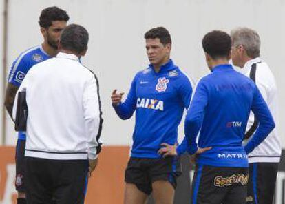 Atletas corintianos durante treino.
