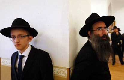 Judeus ortodoxos em um casamento na sinagoga de Budapeste.