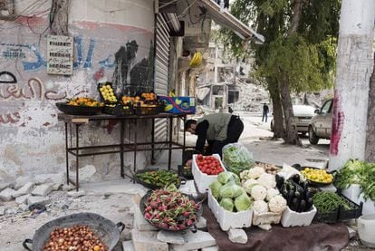 Sem condições de arcar com os custos de cultivo, manufatura, transporte e aluguel, o agricultor Anuar se recusa a pagar intermediários e vende diretamente seus produtos nas ruas de Aleppo.