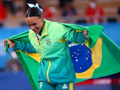 A ginasta Rebeca Andrade depois de receber a medalha de ouro em Tóquio.