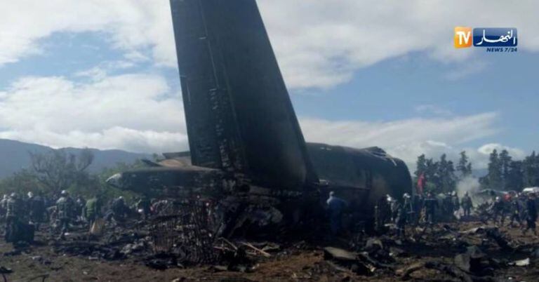 Destroços do avião militar que caiu na Argélia.