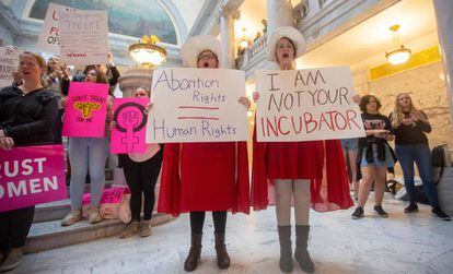 Manifestantes protestam contra banimento do aborto nos EUA, em Salt Lake City, Utah.