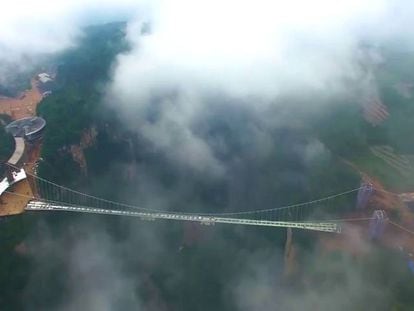 China inaugura a ponte de vidro mais alta e longa do mundo