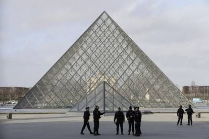 Soldados fiscalizam a região ao redor do museu do Louvre,.