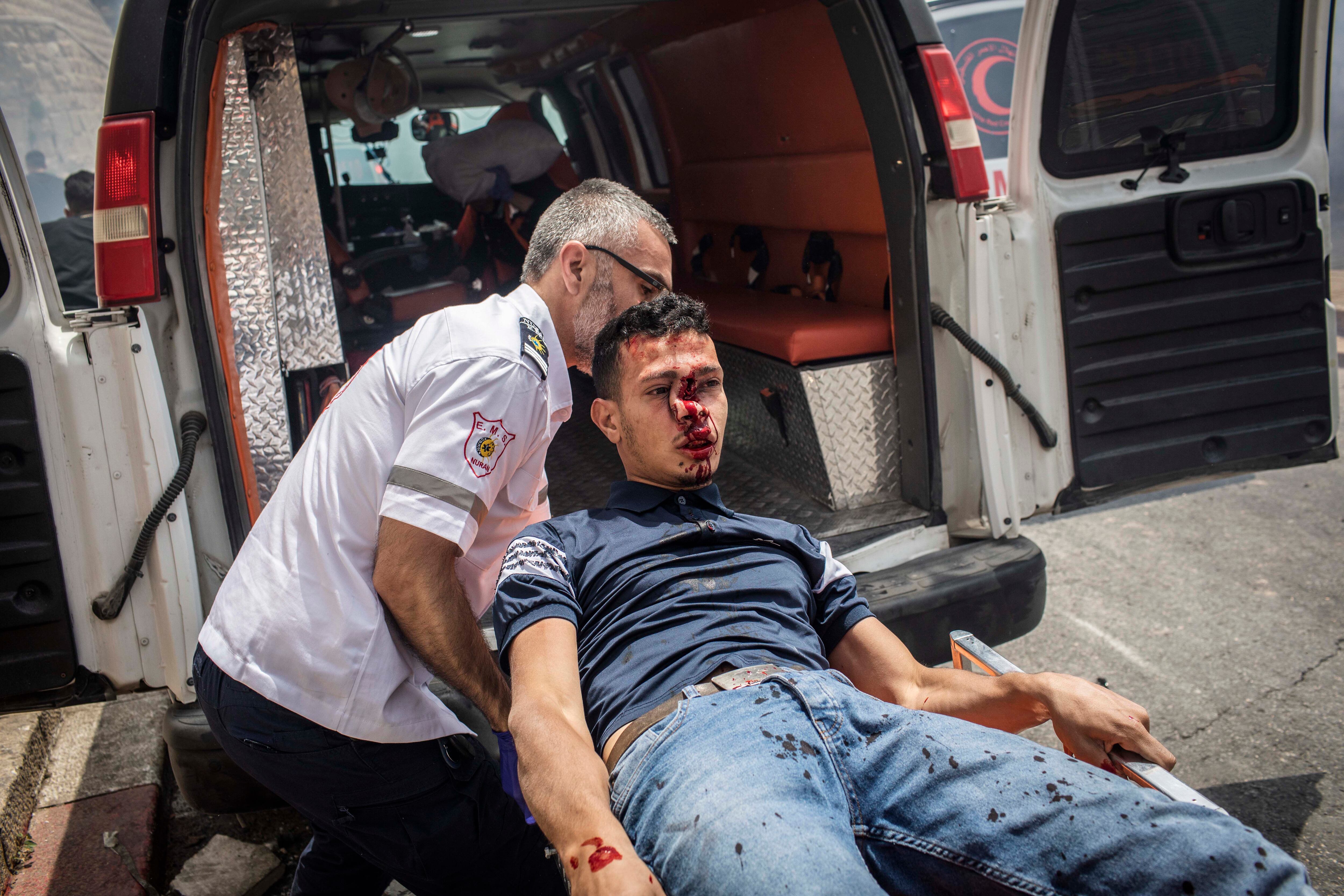 Um ferido é levado em ambulância nos arredores da mesquita de Al Aqsa, nesta segunda-feira. 