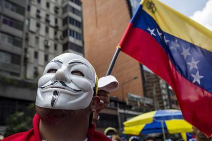 Um manifestante na passeata deste domingo em Caracas.