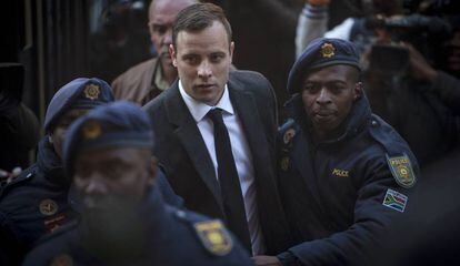 Oscar Pistorius cercado de policiais ao chegar ao Tribunal Superior de Pretória.