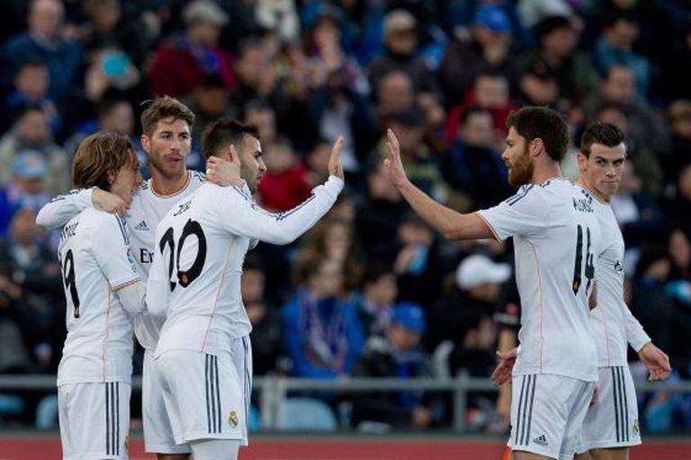 Modric comemora gol com Ramos, Jesé e Xabi Alonso.