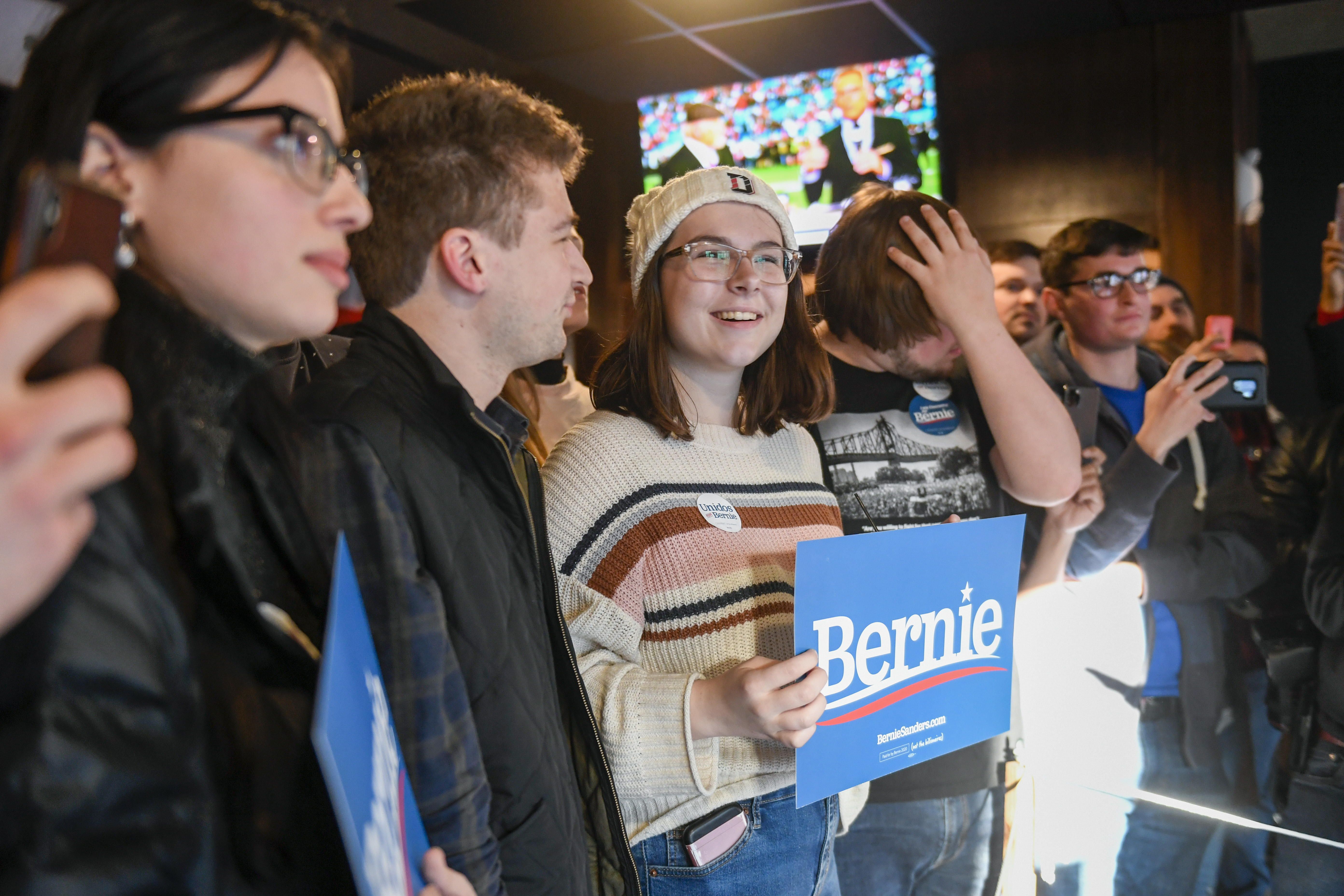 Apoiadores de Bernie Sanders aguardam sua chegada em bar de Des Moines (Iowa).  