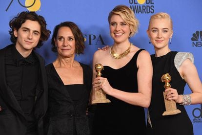 A equipe de Lady Bird, com os prêmios à melhor comédia e à melhor atriz, Saoirse Ronan, à direita.