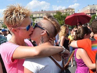 Duas manifestantes lésbicas se beijam durante manifestação do Orgulho LGBTI+