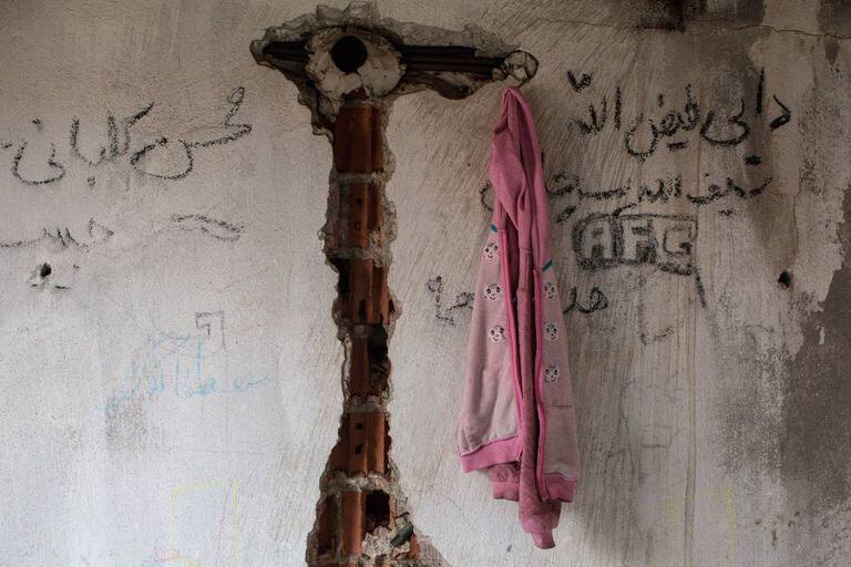 Imigrantes são obrigados a deixar pra trás mais que seus objetos pessoais. Na imagem, uma jaqueta de criança encontrada em uma casa de refugiados abandonada na Turquia.
