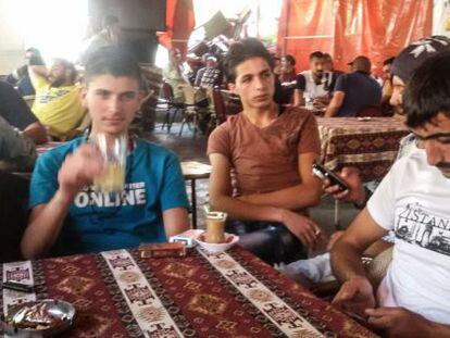 O traficante sírio Abu Nur, à direita, um intermediário e Hamzi, durante as negociações para ir de barco para a Grécia