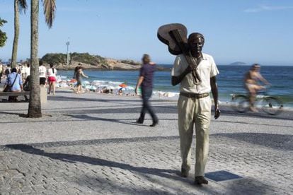 Estátua em homenagem a Tom Jobim em Arpoador.