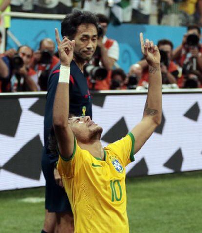 Nishimura vê Neymar comemorar um dos seus gols.