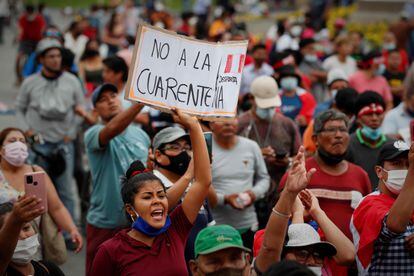 Centenas de pessoas participam de manifestação contra a quarentena, em Lima, em janeiro.
