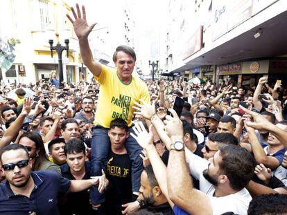 Jair Bolsonaro, momentos antes de sofrer um atentado durante a campanha em Juiz de Fora (MG).
