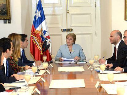 Bachelet se reúne com parte do seu ministério.