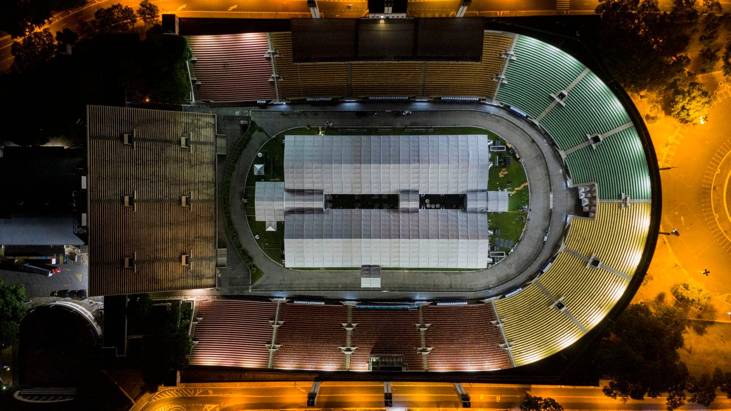 Vista aérea do hospital de campanha no estádio do Pacaembu.