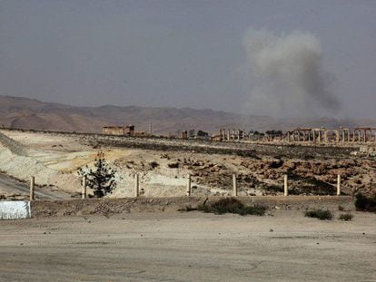 Tropas sírias enfrentam o EI em Palmira.