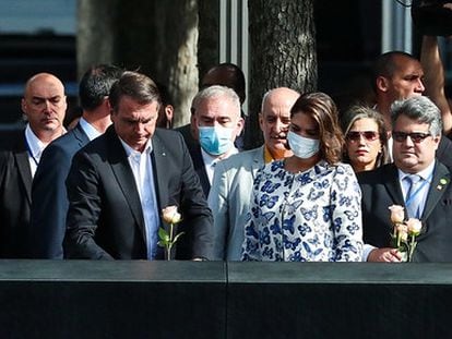 A comitiva brasileira visita o memorial do 11 de Setembro, em Nova York, nesta terça-feira. O ministro Queiroga aparece de máscara ao lado do presidente Jair Bolsonaro.