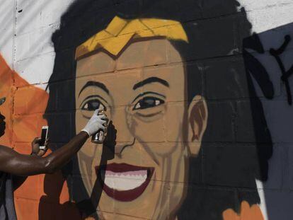O grafiteiro Aria Crespo pinta um mural com a imagem da vereadora do PSOL Marielle Franco