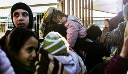 Mulheres sírias na fronteira com a Turquia.