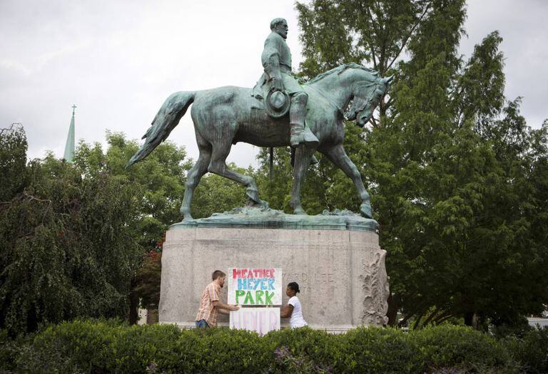 Protesto no parque onde fica a estátua de Lee