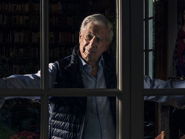 El escritor y premio Nobel, Mario Vargas Llosa, en su casa, en Madrid en 2019.