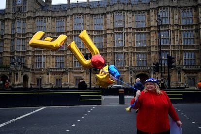Uma manifestante contrária ao Brexit, em frente ao Parlamento de Reino Unido, nesta terça-feira.
