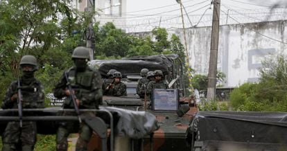Soldados do exército atuam em Japeri, perto do Rio.