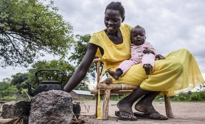 Uma mulher com sua filha em Rumbek (Sudão do Sul). 