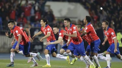 Jogadores do Chile comemoram a vitória contra a Argentina.