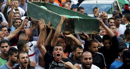 Enterro de um jovem morto durante confronto em Jerusalém Oriental.