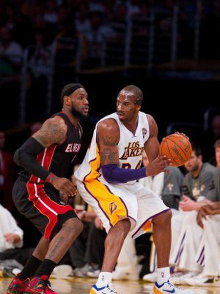 LeBron James marca Kobe Bryant, em uma imagem de arquivo.