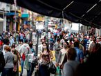 BRA50. SAO PAULO (BRASIL), 26/06/2020.- Transeúntes caminan por un sector comercial este viernes en Sao Paulo. Brasil, el segundo país más golpeado después de Estados Unidos, suma 54.971 fallecidos, con más de un millar en los últimos días, y 1,22 millones de infectados, según el Ministerio de Salud, aunque entre los expertos epidemiológicos es unánime que las cifras son más elevadas debido a la enorme subnotificación. EFE/Sebastião Moreira